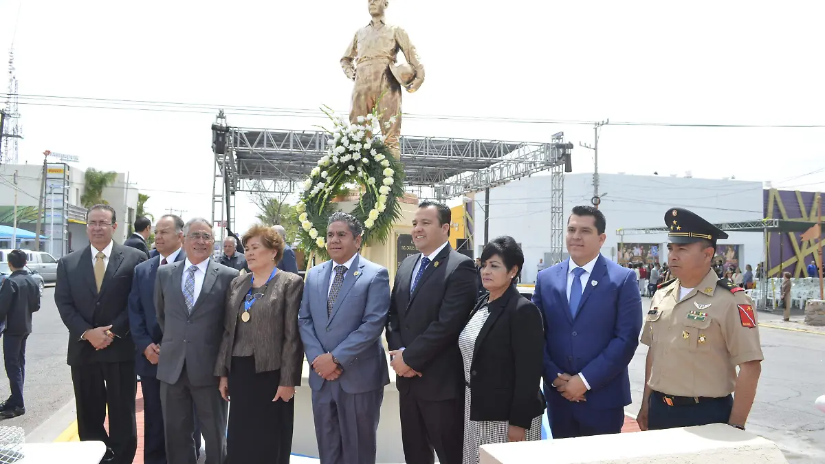 Ofrenda floral ante el monumento de Carlos Blake